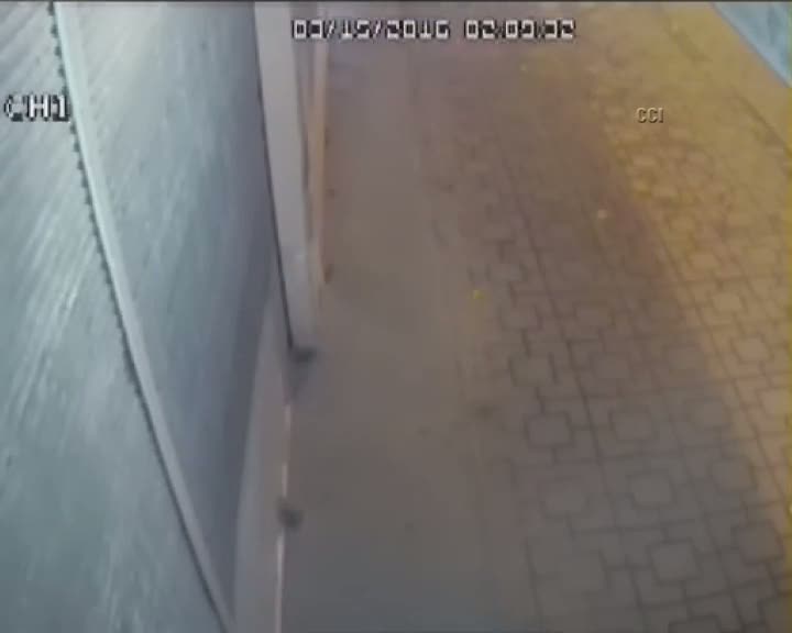 PKK'lılar avcı dükkanını soydu... O anlar kamerada