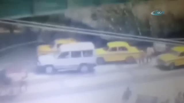 Üste geçit böyle çöktü: 10 ölü, 150 kişi de enkaz altında