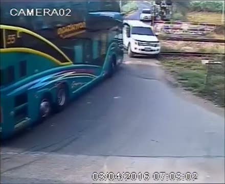 Tren rayları üzerinde feci kaza!
