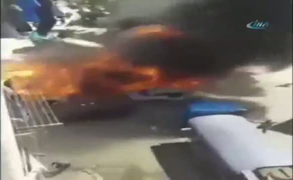Devrilen tanker bir anda alev aldı!