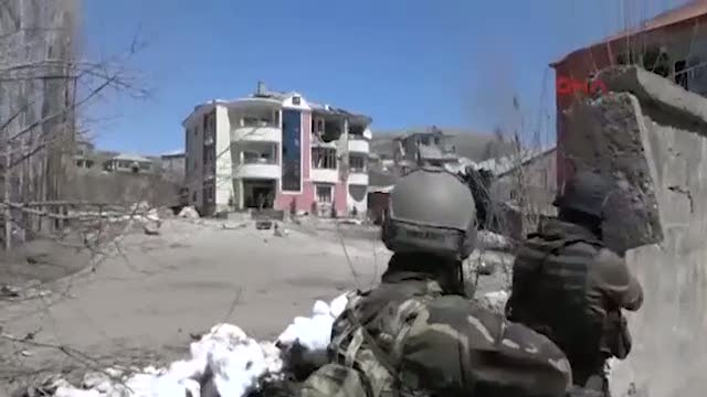 Güvenlik güçleri binaları böyle arıyor