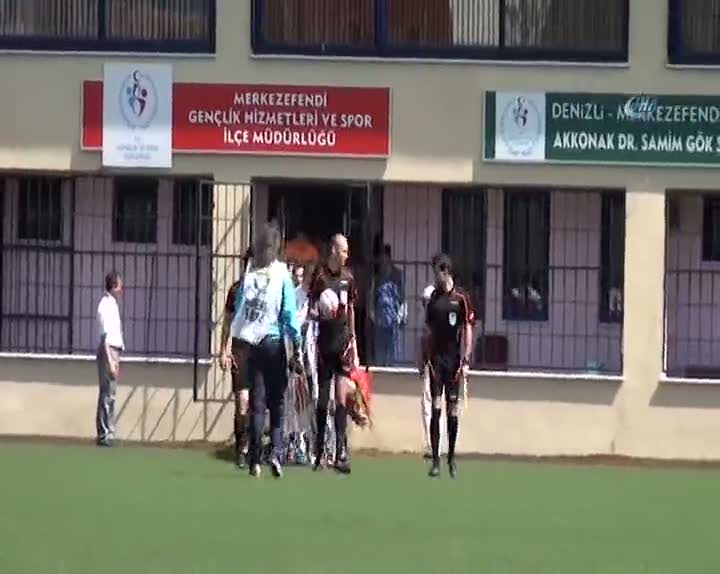Yeşil sahada evlilik teklifi