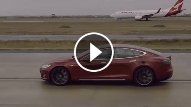 Tesla'nın elektrikli otomobili dev uçakla yarıştı