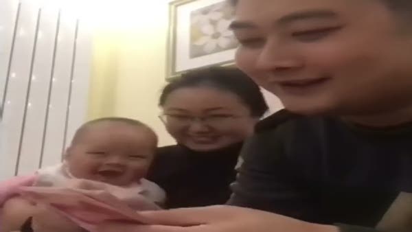 Para sayan babasına katıla katıla gülüyor