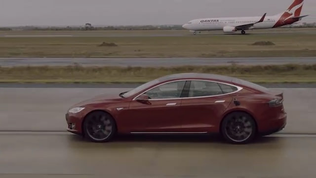 Tesla'nın elektrikli otomobili dev uçakla yarıştı