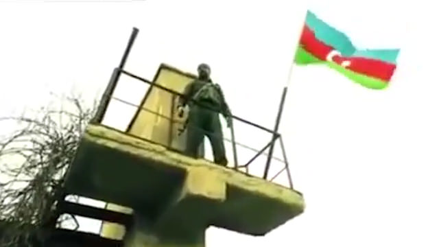 Azerbaycan bayrağı işgalden kurtarılan yerlere böyle asıldı