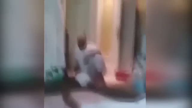 Vicdansız şaka izleyenleri güldürdü!