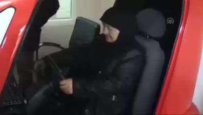 70 yaşındaki Ümmühan ninenin ehliyet azmi