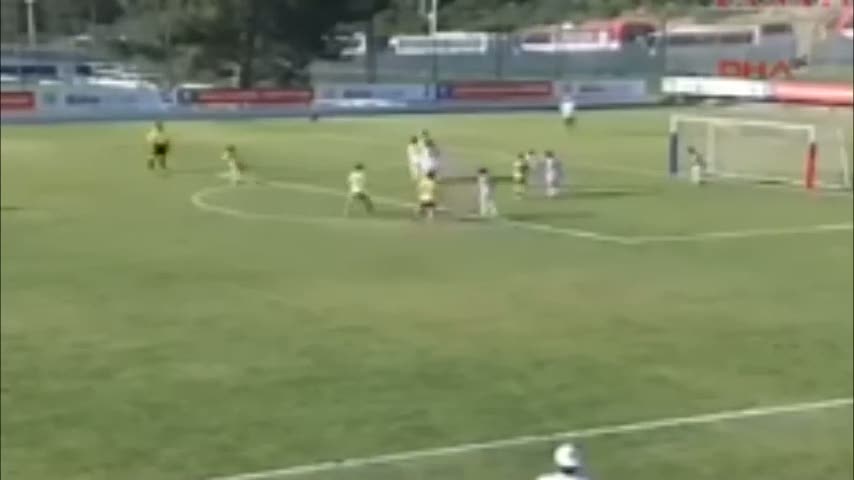 Boş kaleye abanınca golü kaçıran minik futbolcunun tepkisi