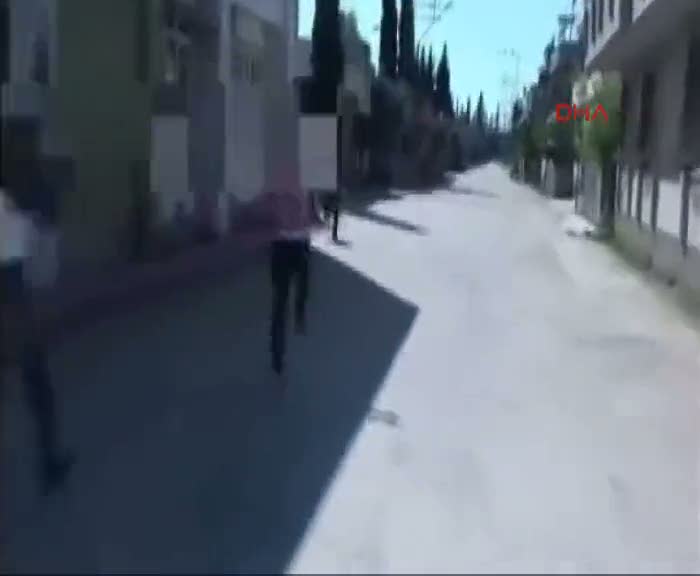 Adana'da torbacılardan çelik yelek ve Thomson otomatik silah çıktı