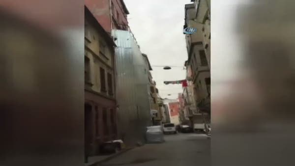 İstanbul'da 5 katlı binanın çökme anı kamerada