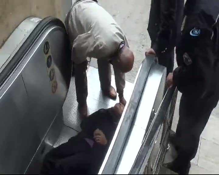 Yürüyen merdivenden düşen yaşlı kadını eşi yalnız bırakmadı