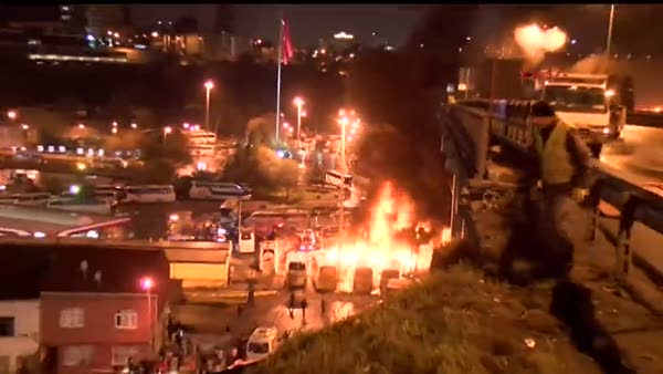 Otogar çıkışındaki alanda 4 otobüs alev alev yandı