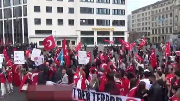 Almanya'da terörü protesto eden Türk vatandaşlarına saldırı