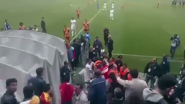 Kayserisporlu futbolcu Zeki Yavru taraftarla kavga etti!