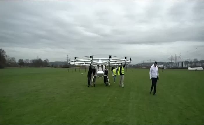 İnsan taşıyan 'Drone' ilk uçuşunu yaptı