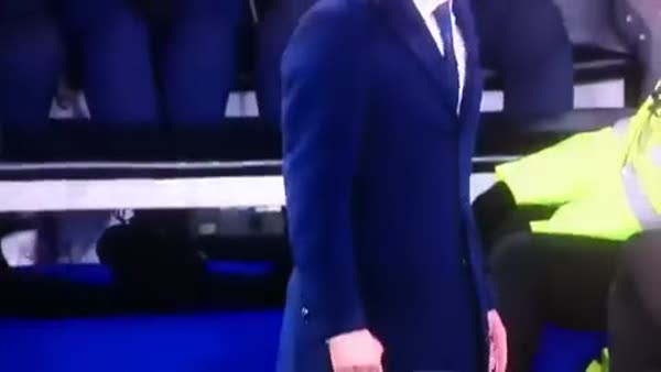 Gole sevinirken pantolonu yırtılan Zidane