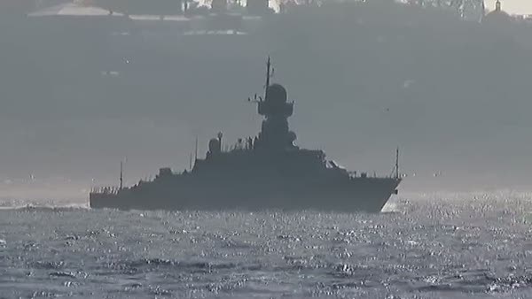 Rus savaş gemisi istanbul boğazından geçti