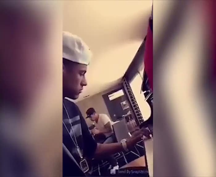 Neymar'ın piyano başında yaptığı şov olay oldu!