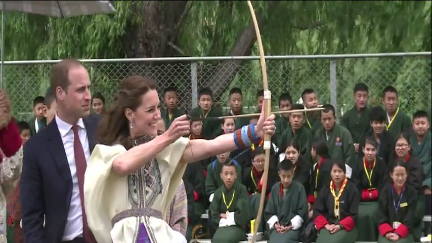 Prens William ve Prenses Kate Bhutan ziyaretinde yay kullanıp ok attı!
