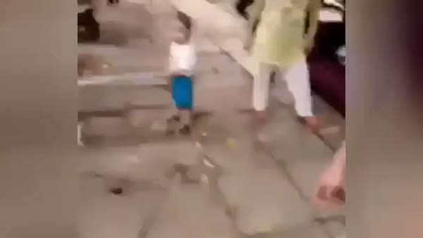Tezgahı için zabıtalara demir boruyla saldıran küçük çocuk
