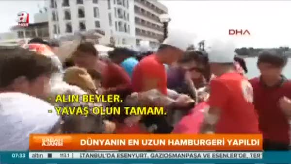 Dünyanın en uzun hamburgeri İzmir'de yapıldı