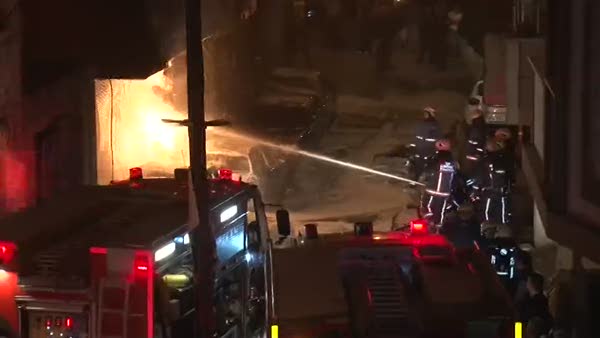 İstanbul'da park halindeki araçlar yandı