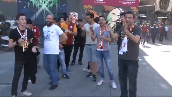 Galatasaraylı taraftarlardan istifa çağrısı