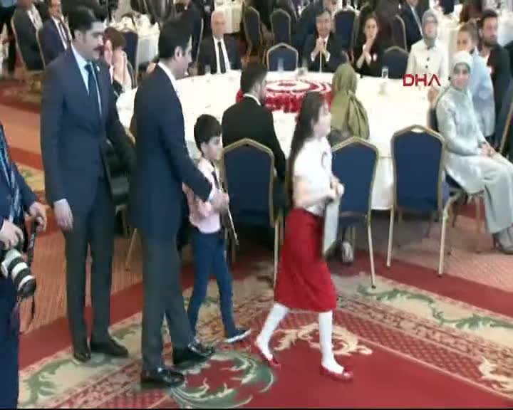 Başbakan Davutoğlu'nun gözlerin dolduğu an!