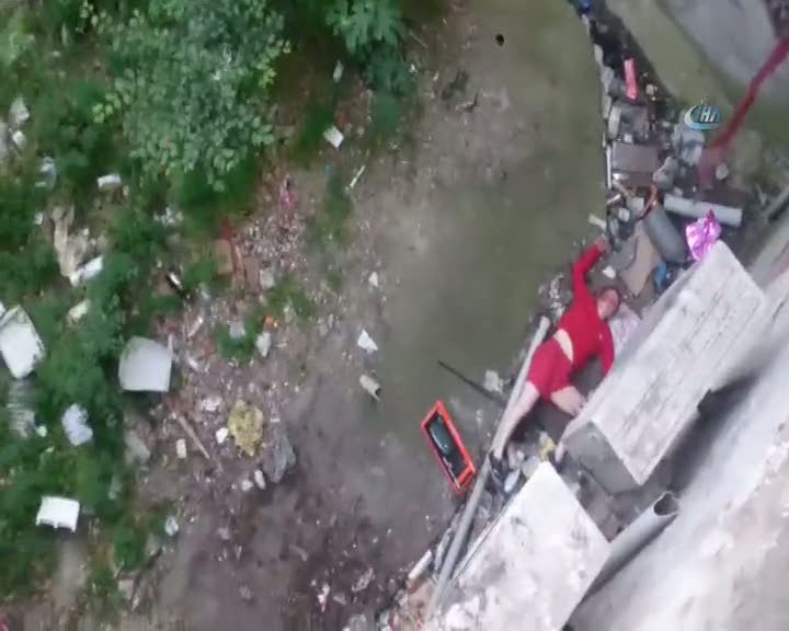 Balkondan iki apartmanın arasına düşen kadın yaralandı