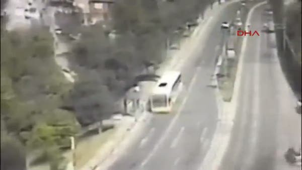 Taksinin İETT otobüsüne çarpma anı kamerada: 1 ölü