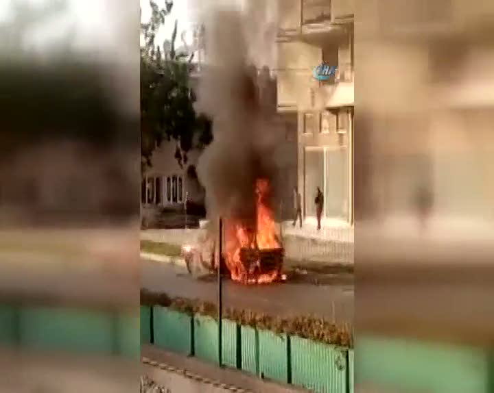 Yanan otomobil böyle patladı!