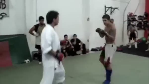 Sokak dövüşçüsü karate hocasını fena dövdü!