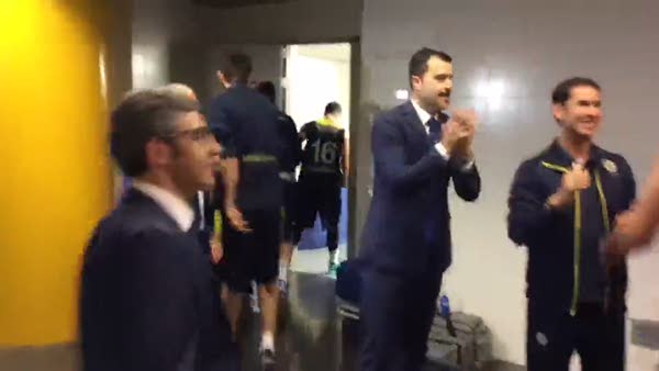 Real Madrid zaferi sonrası Fenerbahçe soyunma odasındaki kutlama!