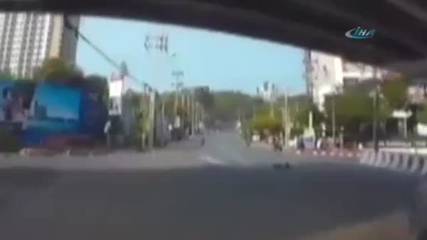 Tayland’da kaza yapan motosikletli aşağı uçtu