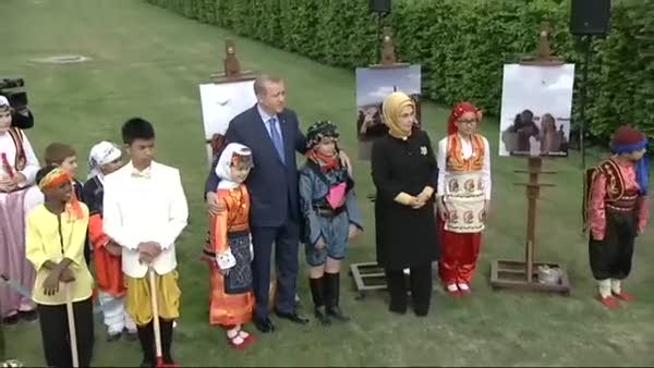 Cumhurbaşkanı Erdoğan çocuklarla ağaç dikti