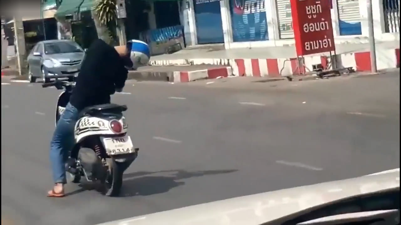 Motosiklet sürerken uyuya kalan adam trafiği karıştırdı