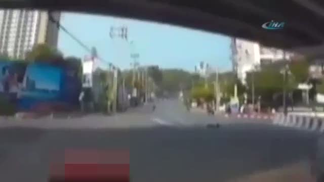 Kaza yapan motosiklet viyadükten aşağı böyle uçtu!