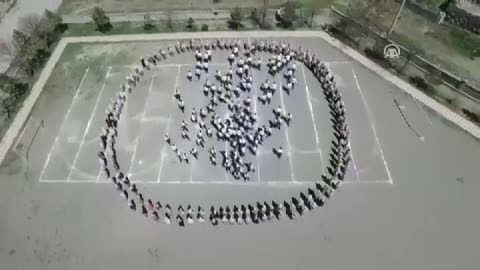 Kutlu Doğum Haftasında öğrencilerden koreografi