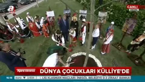 Dünya çocukları Külliye'de çınar ağacı dikti