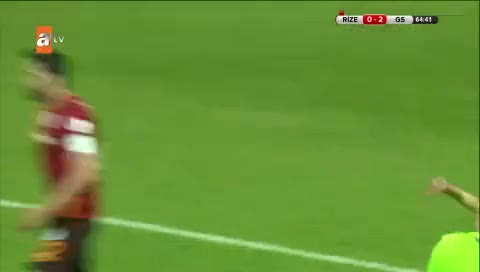 Hakan Balta bu pozisyonda kırmızı kart gördü