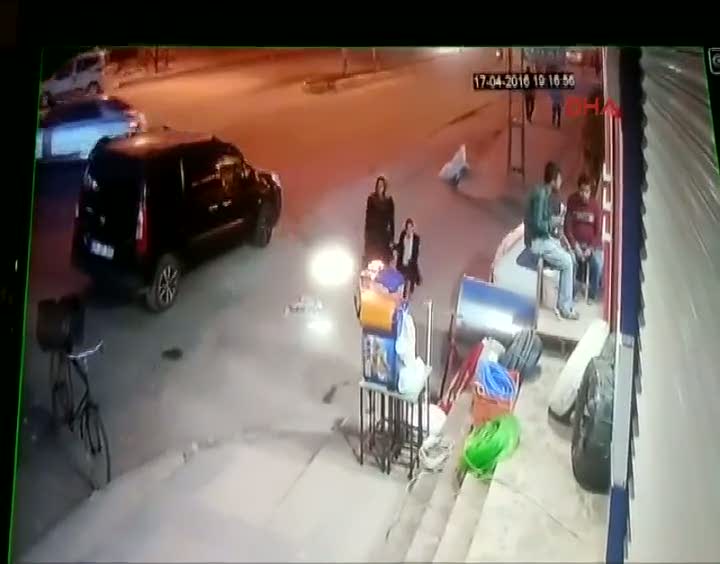 İki otomobilin çarptığı motosiklet sürücüsü kamerada