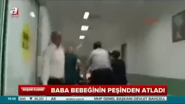 Baba bebeğinin peşinden camdan atladı