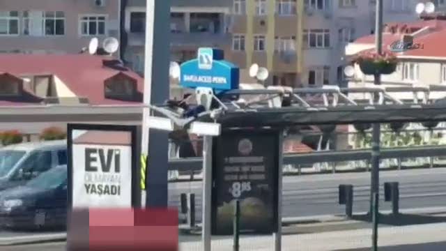 Metrobüs durağında hareketli anlar