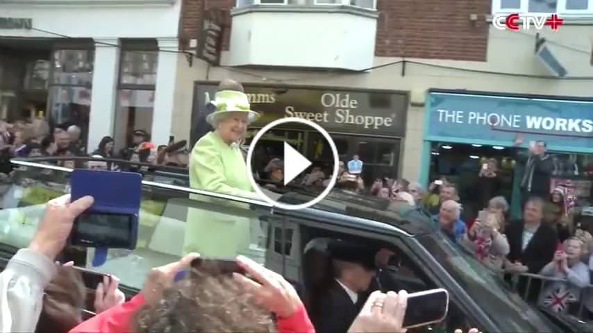 İngiltere halkı kraliçeleri 2. Elizabeth'in 90 yaşını kutluyor