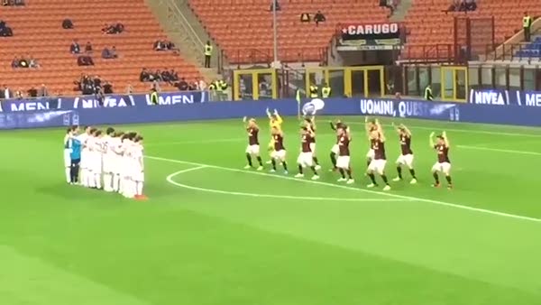 Milanlı futbolcuların dansı olay oldu!