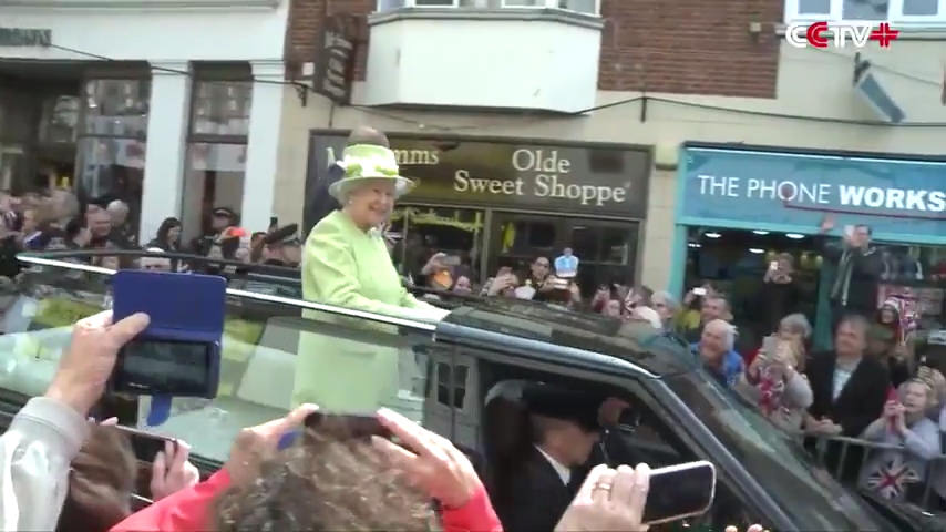 İngiltere halkı kraliçeleri 2. Elizabeth'in 90 yaşını kutluyor