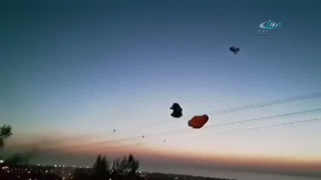 Paraşütçü helikopterin rüzgarıyla yere çakıldı
