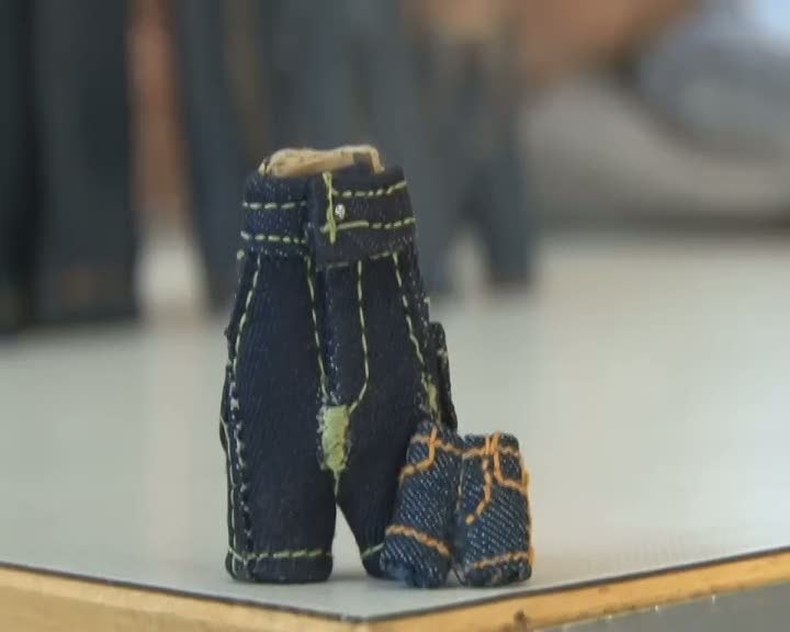 Dünyanın en küçük pantolonunu dikti