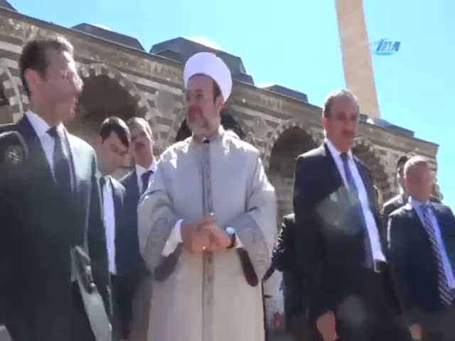 Teröristlerin tahrip ettiği camiyi gezdi
